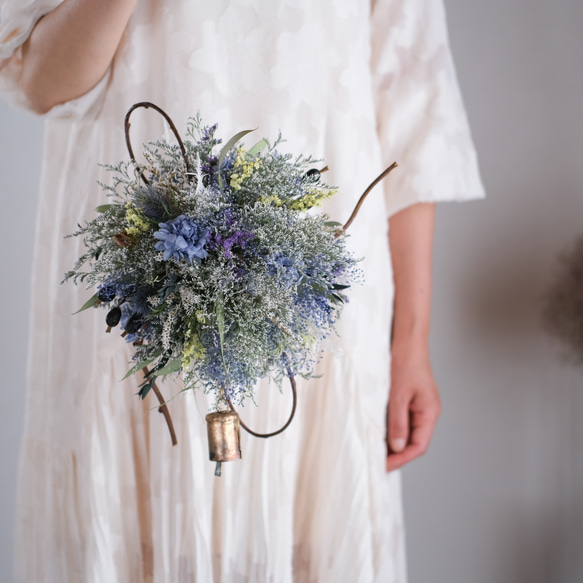 風を感じるブルーアジサイとスターチスのフライングボール＊ドライ