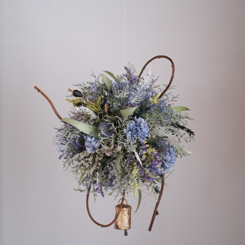 風を感じるブルーアジサイとスターチスのフライングボール＊ドライ