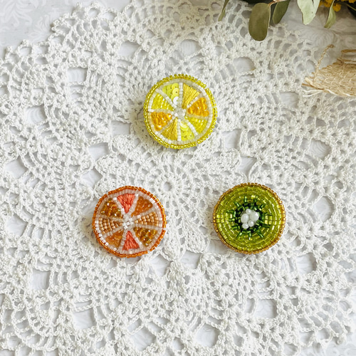 ライムのブローチ】ハンドメイド ビーズ刺繍 夏 フルーツ レモン