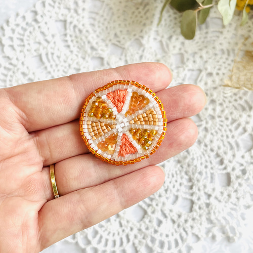 オレンジのビーズ刺繍ブローチ（輪切り） ブローチ Little Plum