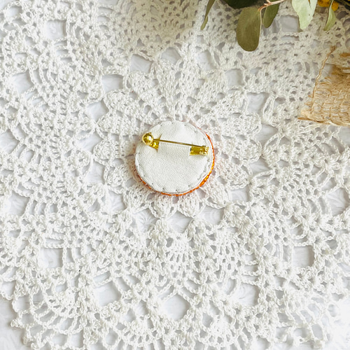 オレンジのビーズ刺繍ブローチ（輪切り） ブローチ Little Plum
