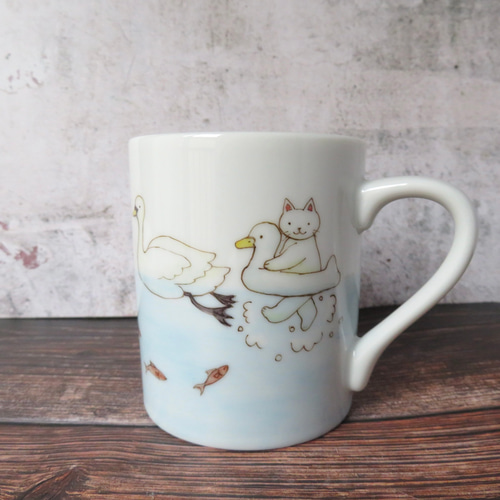 水面下の努力 猫ちゃんと白鳥 手描きのマグカップ マグカップ neko