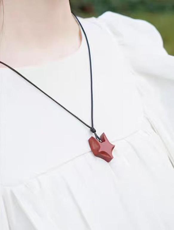 ハンドメイド 木のネックレス ペンダント 紫檀 キツネ 手作り 木アート 誕生日 周年 記念日 男性女性 ギフト 5枚目の画像