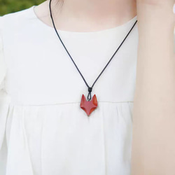 ハンドメイド 木のネックレス ペンダント 紫檀 キツネ 手作り 木アート 誕生日 周年 記念日 男性女性 ギフト 4枚目の画像