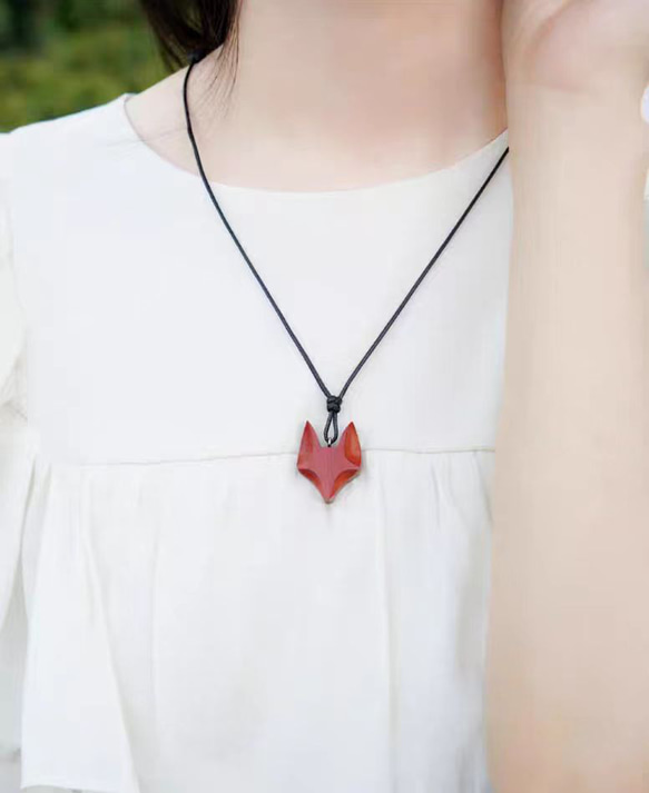 ハンドメイド 木のネックレス ペンダント 紫檀 キツネ 手作り 木アート 誕生日 周年 記念日 男性女性 ギフト 4枚目の画像