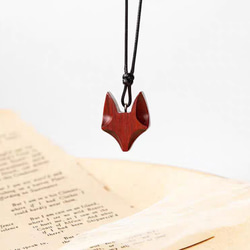 ハンドメイド 木のネックレス ペンダント 紫檀 キツネ 手作り 木アート 誕生日 周年 記念日 男性女性 ギフト 3枚目の画像