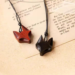 ハンドメイド 木のネックレス ペンダント 紫檀 キツネ 手作り 木アート 誕生日 周年 記念日 男性女性 ギフト 2枚目の画像