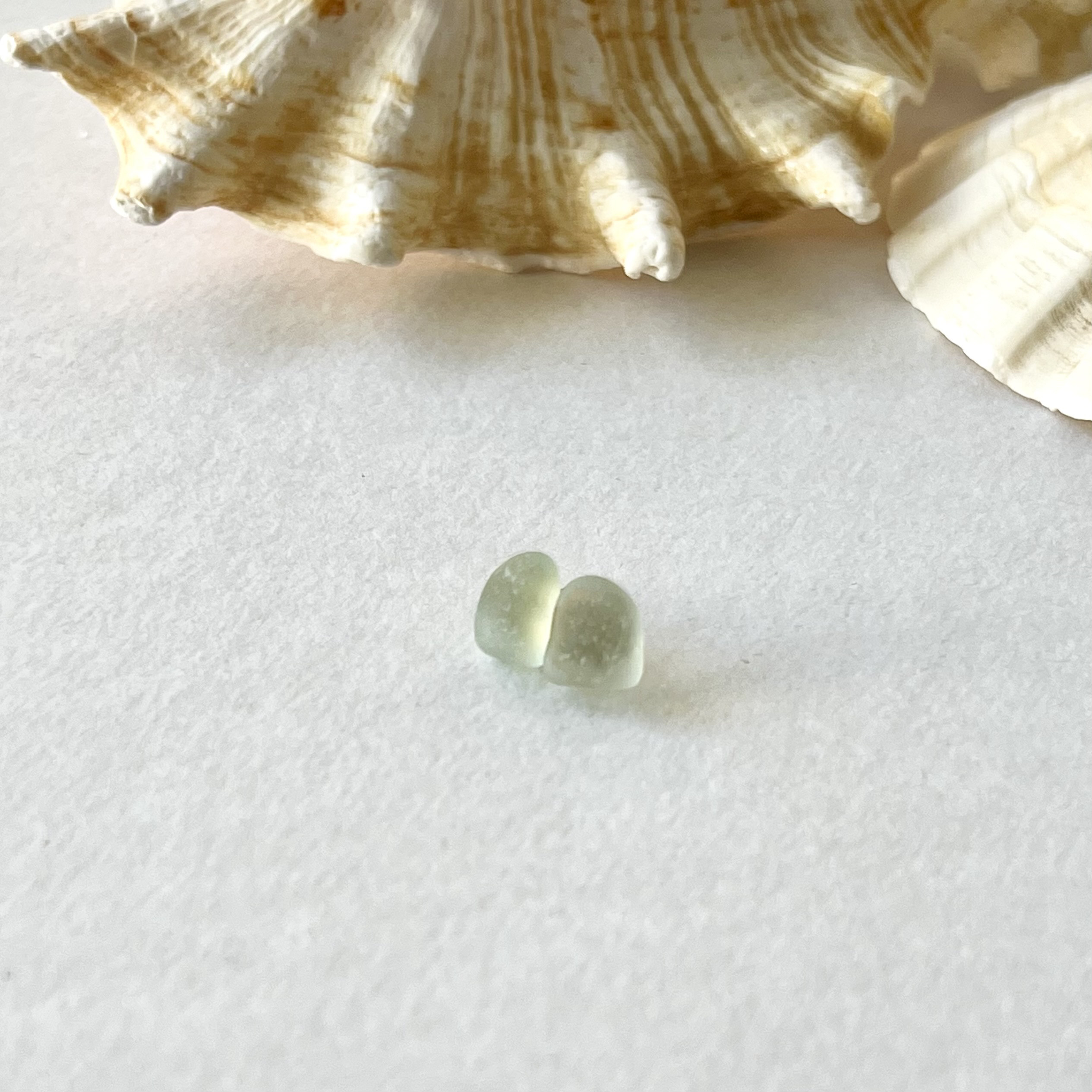 《14kgf》小さな空色シーグラスのスタッズピアス