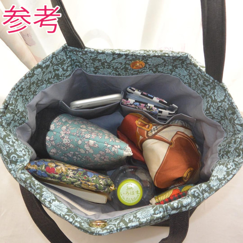 リバティプリント使用　トートバッグ　木の実柄と綿麻花柄のコンビネーション リバティプリント使用 トートバッグ 木の実柄と綿麻花柄の