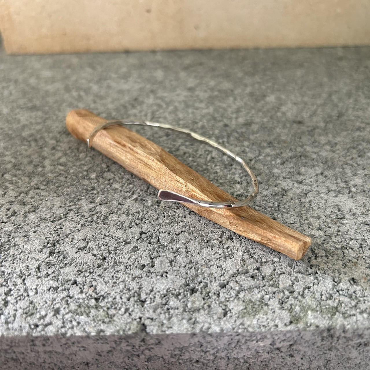 dekoboko.bangle/silver オシャレ 2.0mm幅 シルバー925  バングル 槌目 アクセサリー