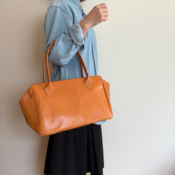 秋の差し色。本革 パラシュートバッグ／オレンジ｜ミリタリールーツ×くったりレザーの相棒 2枚目の画像