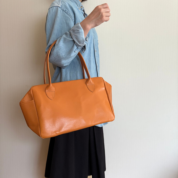 秋の差し色。本革 パラシュートバッグ／オレンジ｜ミリタリールーツ×くったりレザーの相棒 2枚目の画像