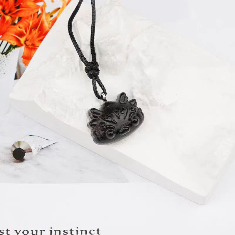 ハンドメイド 木のネックレス ペンダント 紫檀 竜 手作り 木アート 誕生日 周年 記念日 男性女性 ギフト