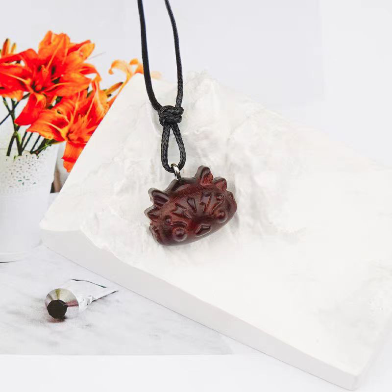 ハンドメイド 木のネックレス ペンダント 赤い檀 竜 手作り 木アート 誕生日 周年 記念日 男性女性 ギフト