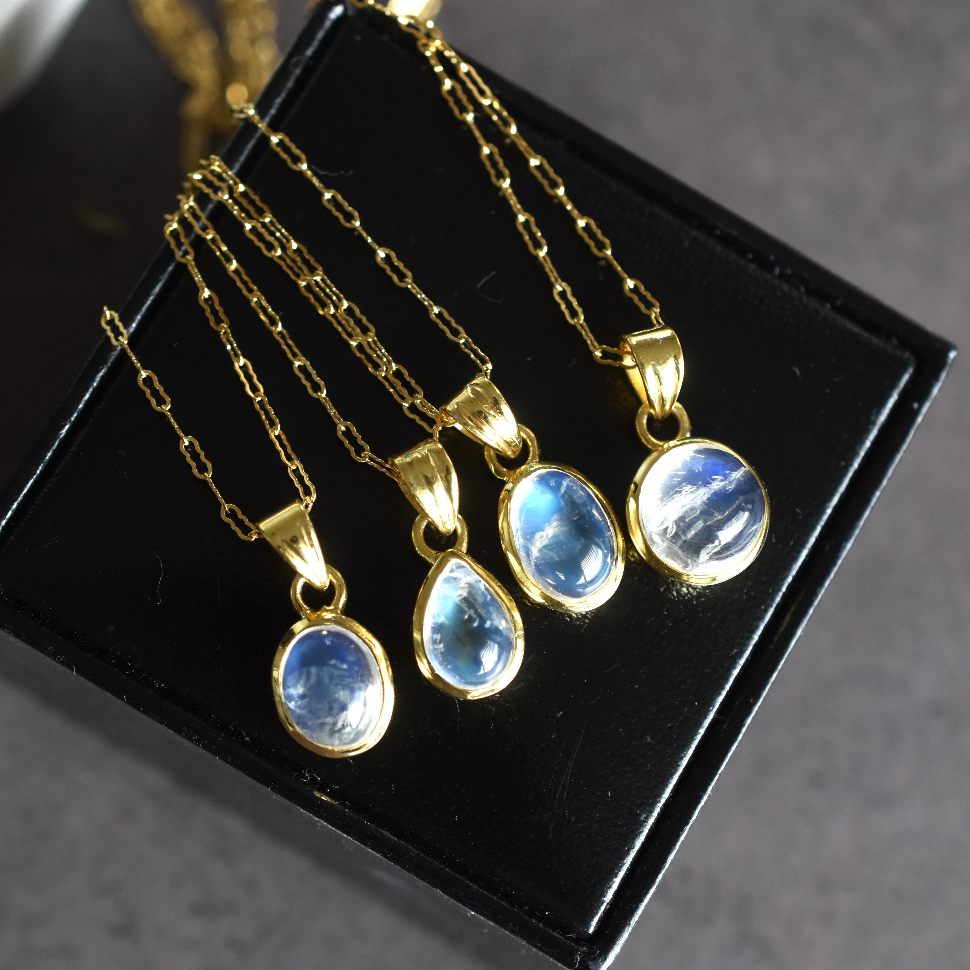 【1点もの・GOLD】高品質　ブルーファイヤー　レインボームーンストーン　14KGFデザイン40㎝ネックレス