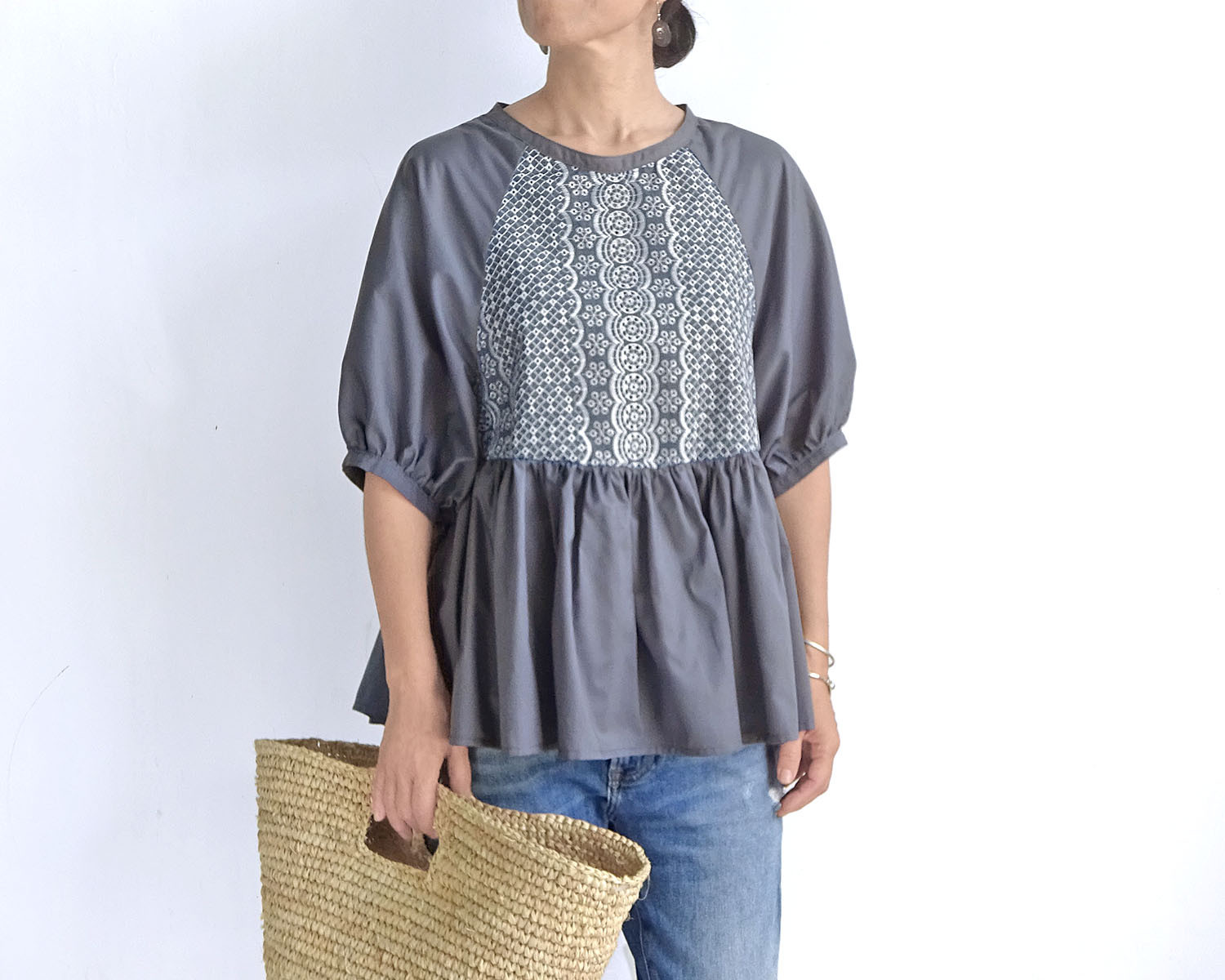 モデルチェンジの為、値下げ♪　カットワークブラウス（グレー)｜詳細画像