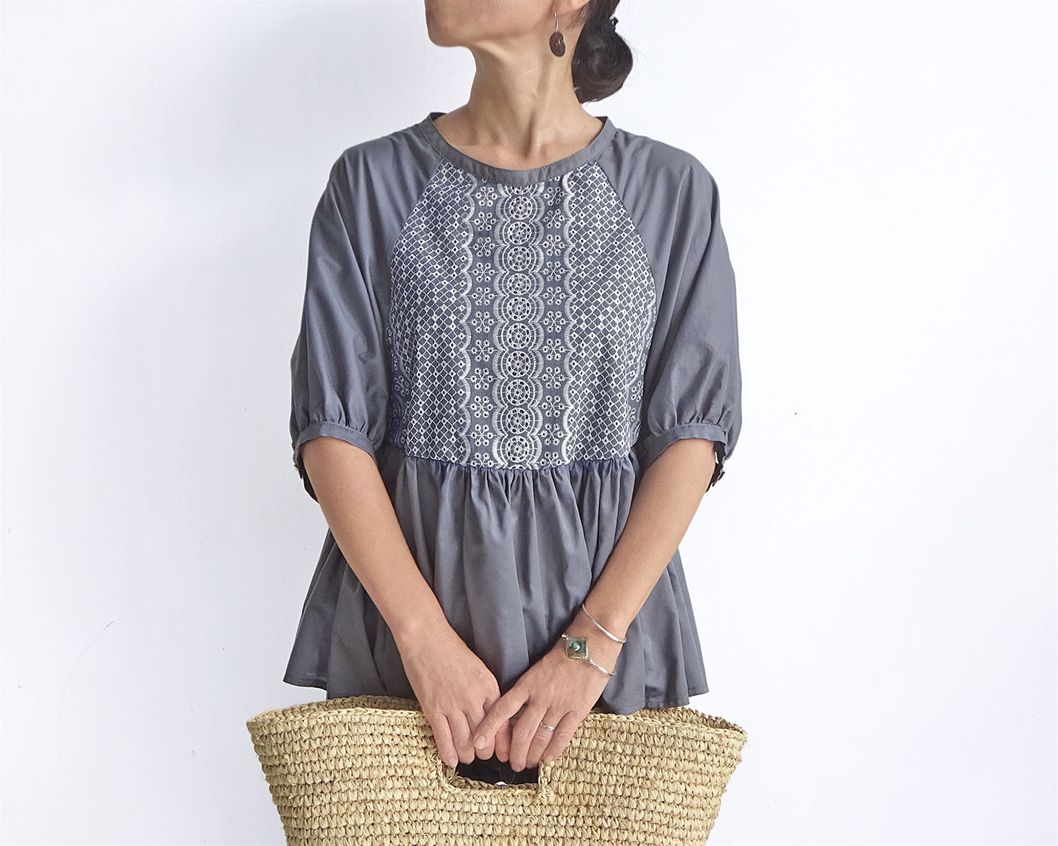 モデルチェンジの為、値下げ♪　カットワークブラウス（グレー)｜詳細画像