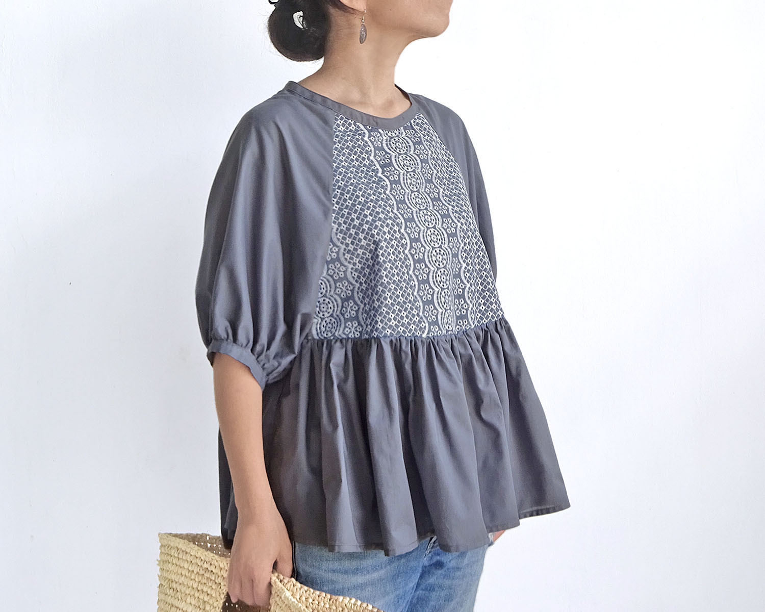 モデルチェンジの為、値下げ♪　カットワークブラウス（グレー)｜詳細画像