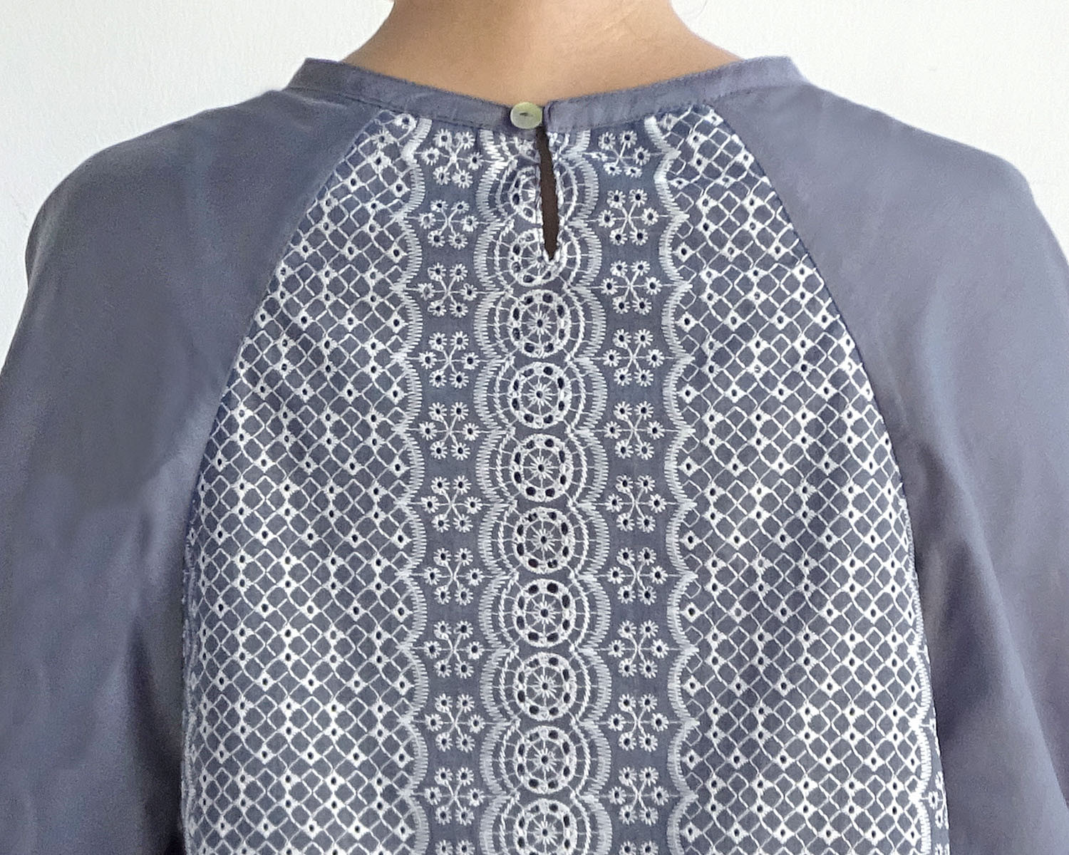 モデルチェンジの為、値下げ♪　カットワークブラウス（グレー)｜詳細画像