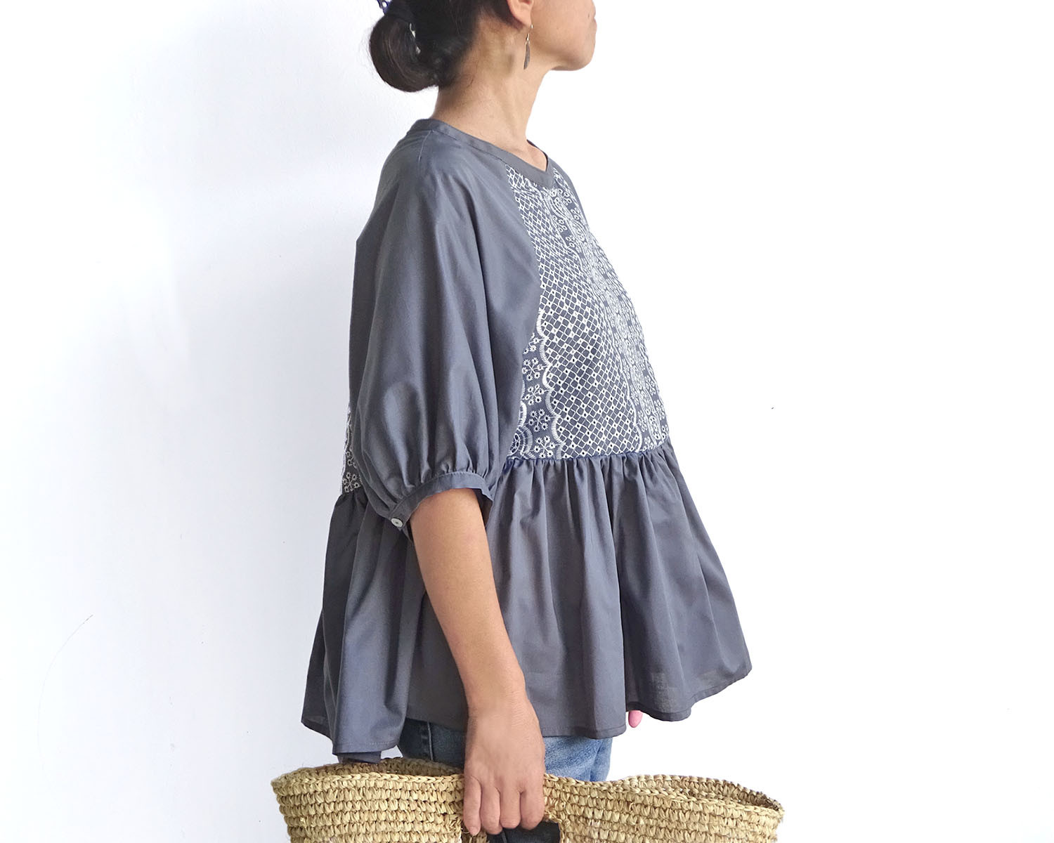 モデルチェンジの為、値下げ♪　カットワークブラウス（グレー)｜詳細画像