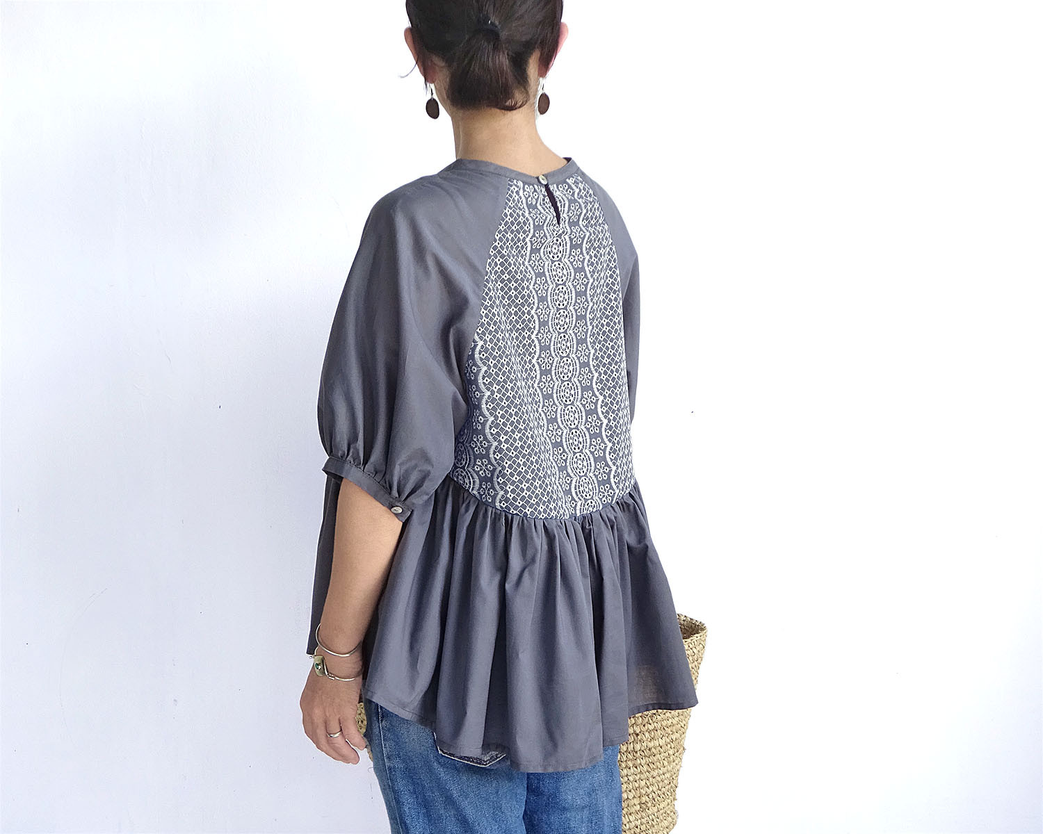 モデルチェンジの為、値下げ♪　カットワークブラウス（グレー)｜詳細画像