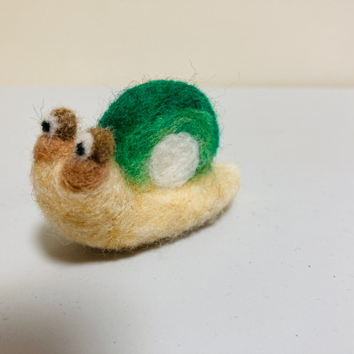 羊毛フェルト カタツムリ ロールケーキ（抹茶） 羊毛フェルト kanken