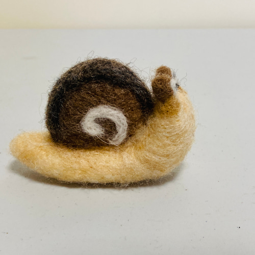 羊毛フェルト カタツムリ ロールケーキ（チョコレート） 羊毛フェルト