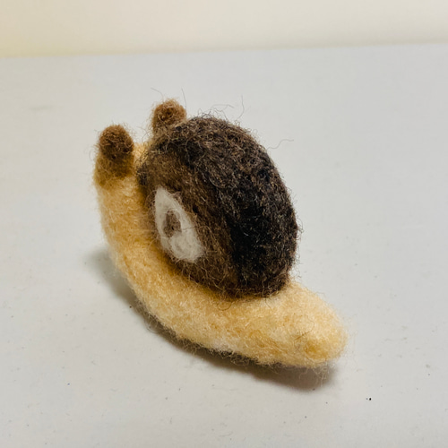 羊毛フェルト カタツムリ ロールケーキ（チョコレート） 羊毛フェルト