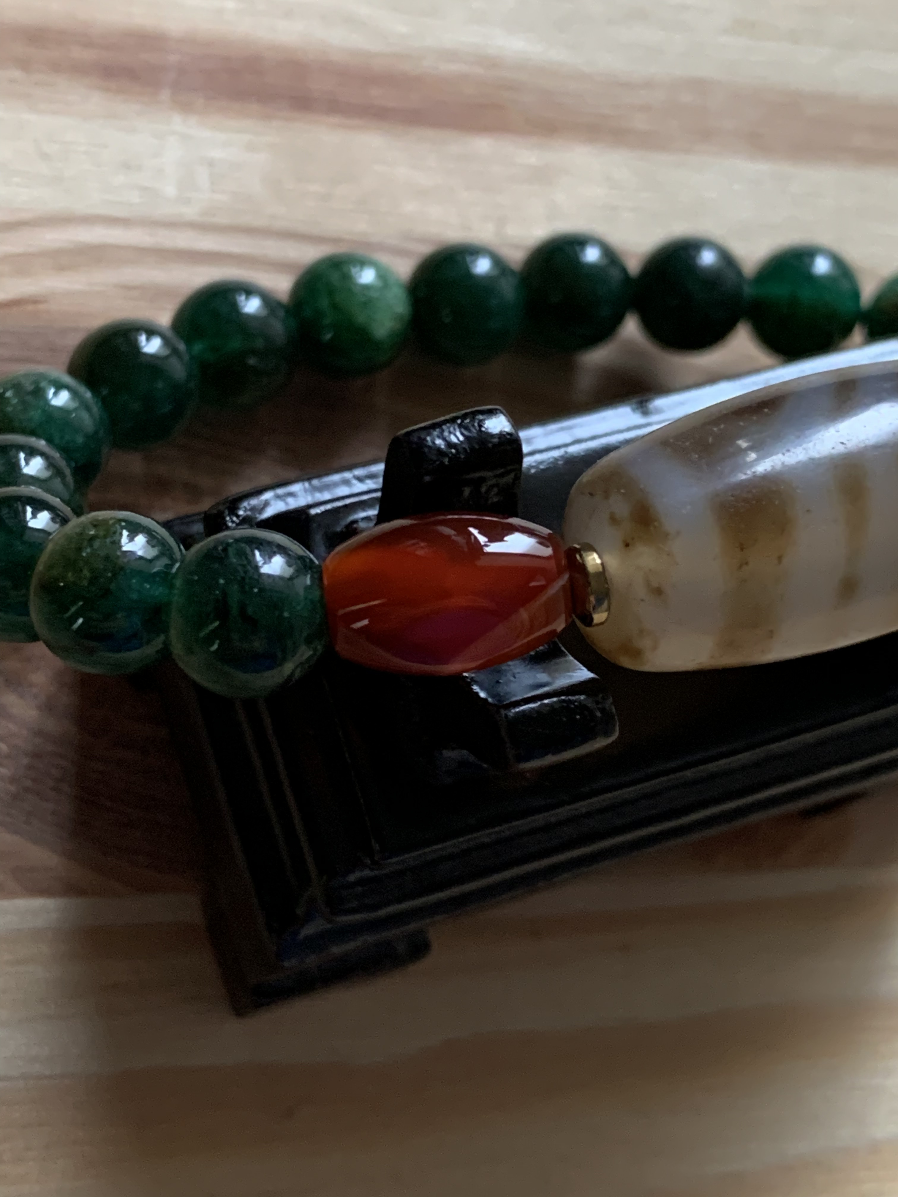 ヒマラヤ砂金水晶：グリーンアベンチュリン と古い路路通珠瑪瑙、ニ眼天珠のブレスレット