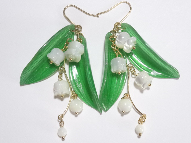 マザーオブパール・鈴蘭のピアス(ゴールドカラー)