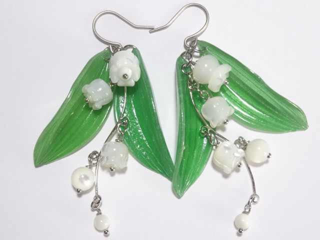 マザーオブパール・鈴蘭のピアス(シルバーカラー)