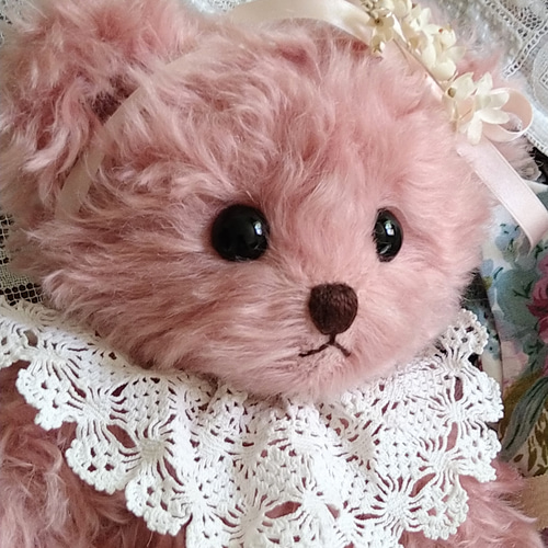 モーブピンクのふさふさモヘア製♡アンティークレースの襟を付け