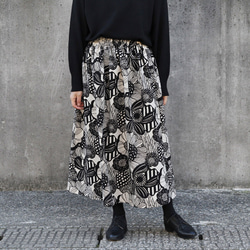 ノルディック調フラワー　綿麻ギャザースカート（モノトーン フラワー）リネン 麻 ロング マキシ ポケット 白黒 生成り 1枚目の画像