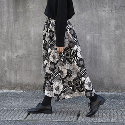 ノルディック調フラワー　綿麻ギャザースカート（モノトーン フラワー）リネン 麻 ロング マキシ ポケット 白黒 生成り 4枚目の画像