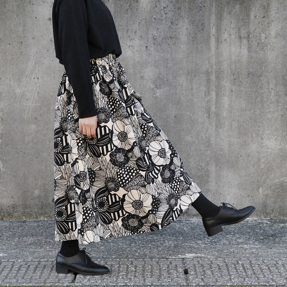 ノルディック調フラワー　綿麻ギャザースカート（モノトーン フラワー）リネン 麻 ロング マキシ ポケット 白黒 生成り 3枚目の画像