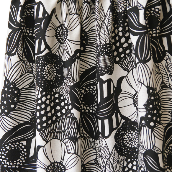 ノルディック調フラワー　綿麻ギャザースカート（モノトーン フラワー）リネン 麻 ロング マキシ ポケット 白黒 生成り 8枚目の画像