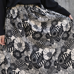 ノルディック調フラワー　綿麻ギャザースカート（モノトーン フラワー）リネン 麻 ロング マキシ ポケット 白黒 生成り 2枚目の画像