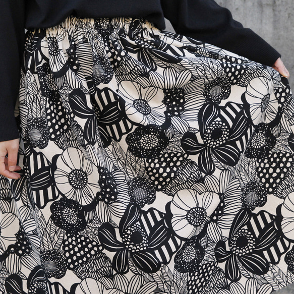 ノルディック調フラワー　綿麻ギャザースカート（モノトーン フラワー）リネン 麻 ロング マキシ ポケット 白黒 生成り 2枚目の画像