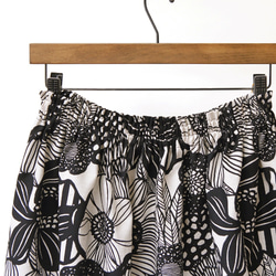 ノルディック調フラワー　綿麻ギャザースカート（モノトーン フラワー）リネン 麻 ロング マキシ ポケット 白黒 生成り 7枚目の画像