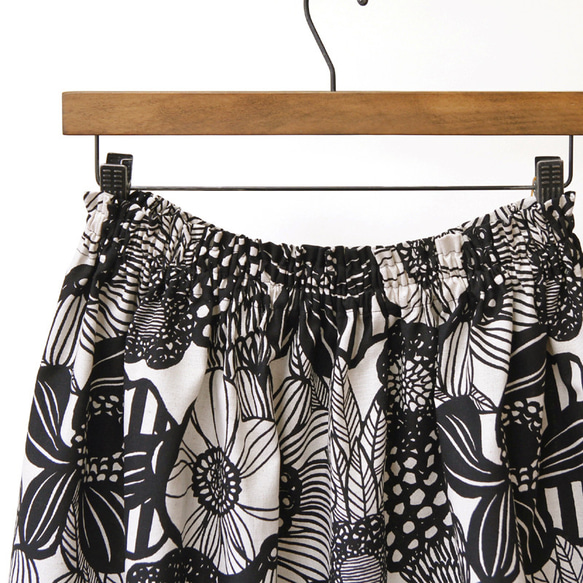 ノルディック調フラワー　綿麻ギャザースカート（モノトーン フラワー）リネン 麻 ロング マキシ ポケット 白黒 生成り 7枚目の画像