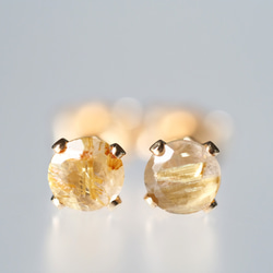 ゴールデンルチルクォーツの4㎜スタッドピアス》 ピアス