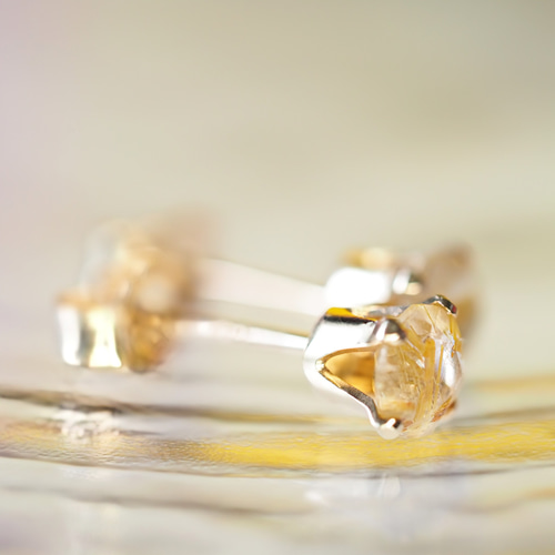 ゴールデンルチルクォーツの4㎜スタッドピアス》 ピアス（スタッド・一