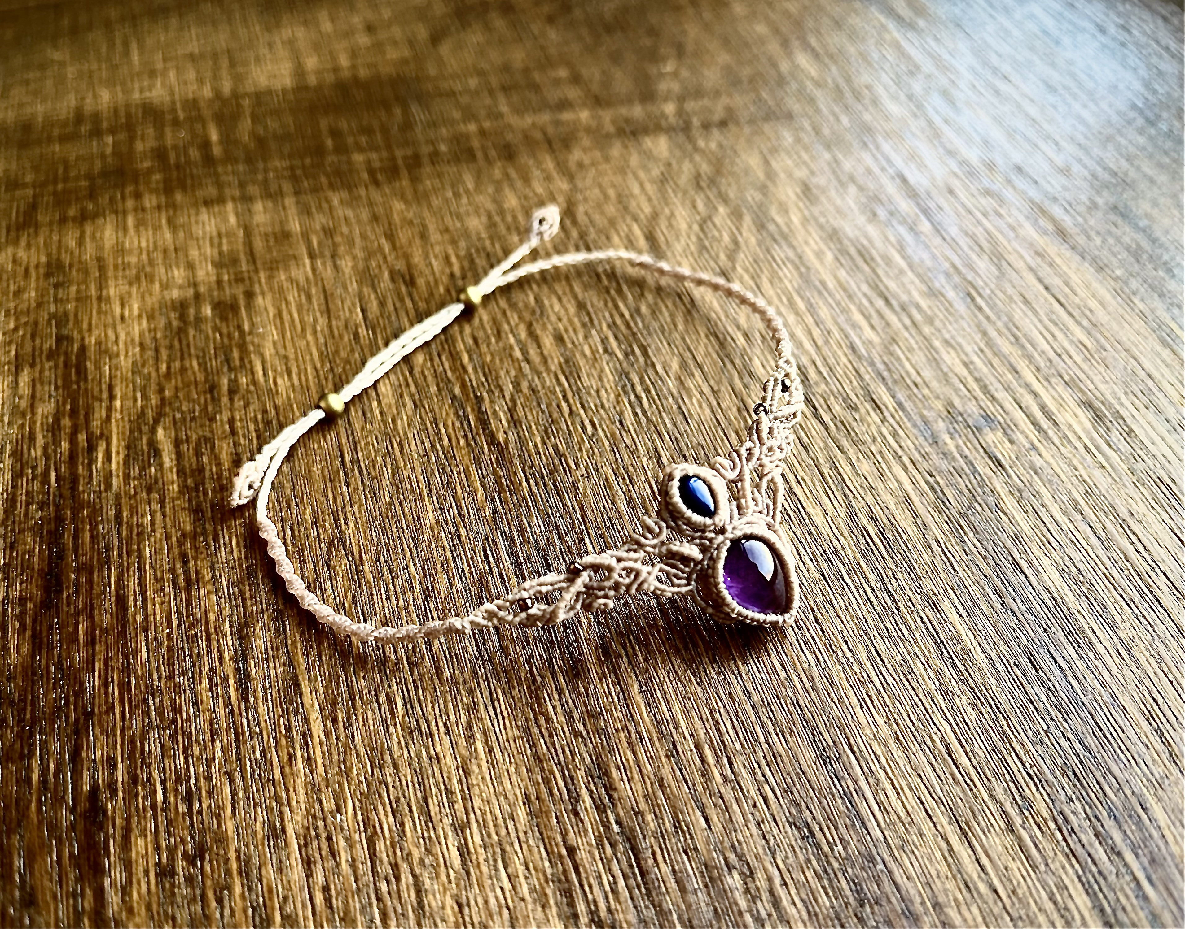 アメジストとラブラドライトのマクラメブレスレット