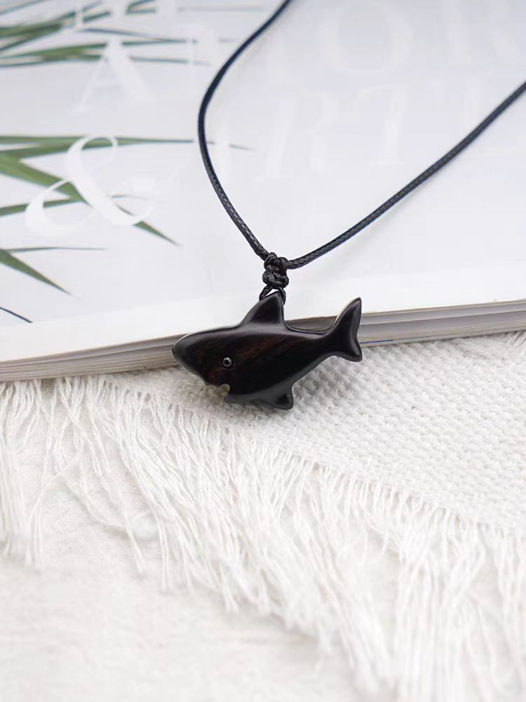 ハンドメイド 木のネックレス ペンダント 紫檀 鮫 手作り 木アート 誕生日 周年 記念日 男性女性 ギフト