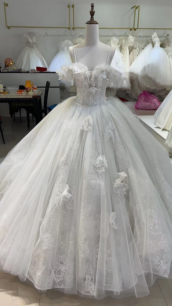 可愛いウェディングドレス キャミソール 多層チュール キラキラ 花飾り