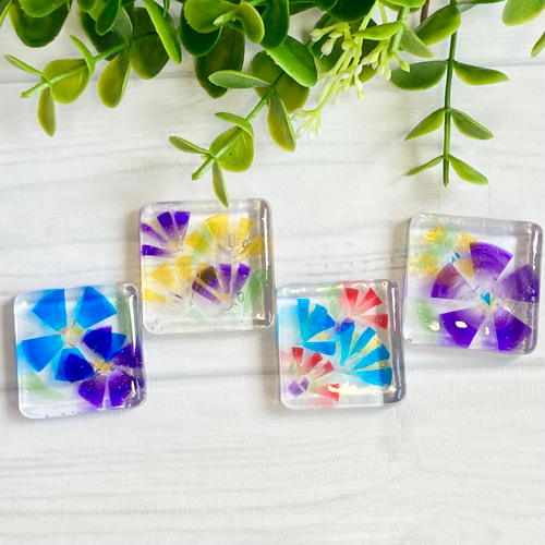 懐かしいガラス細工みたい レトロな切り絵花柄のレジンアクセサリー