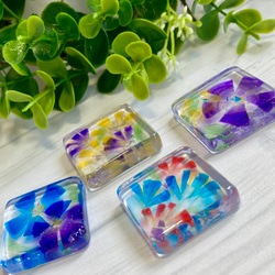 カヤ様おまとめ。レジン キーホルダー ペンダント レジン】SHEINのアレを使って小花柄のイニシャルキーホルダーを