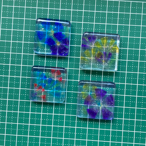 懐かしいガラス細工みたい レトロな切り絵花柄のレジンアクセサリー