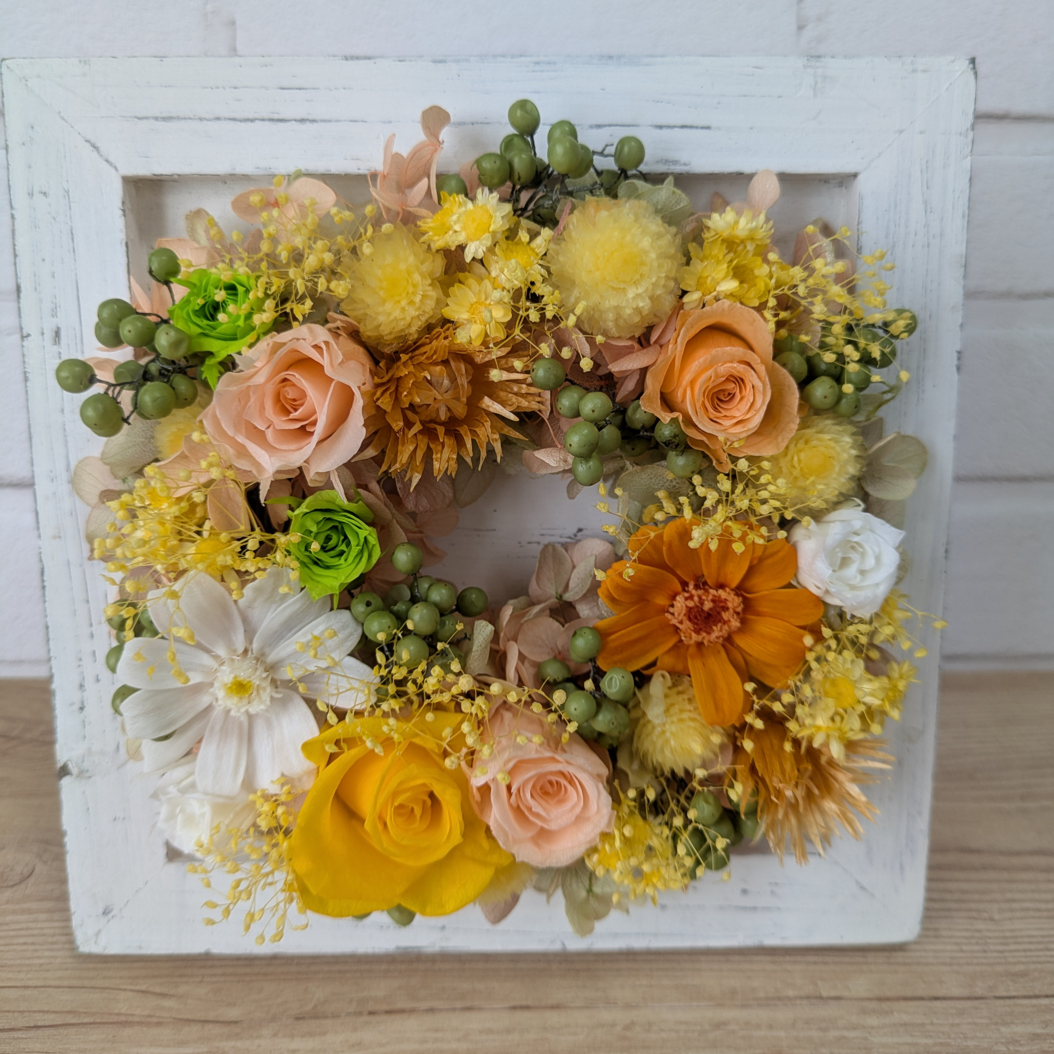 プリザーブドフラワー　リース（ウッドフレーム）イエローオレンジ系　お誕生日　お祝い　記念日　母の日
