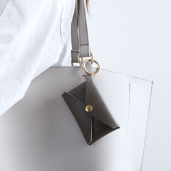 サフィアーノレザー カラビナ付きミニケース  本革  レザー 2枚目の画像